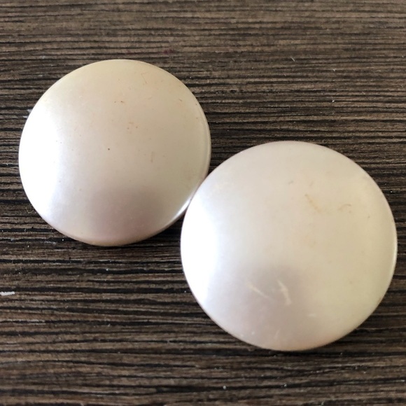 Vintage cream dot clip on earrings - Picture 1 of 2